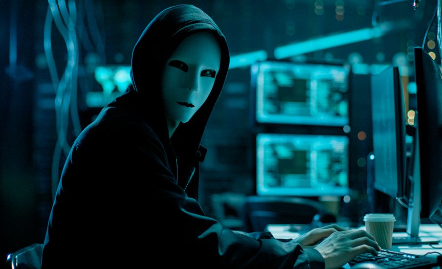 Hacker vulnerando la ciberseguridad de una empresa